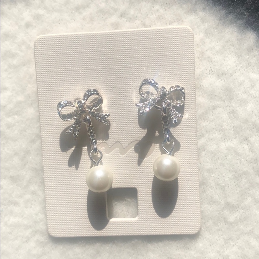Bowtie and pearl drop earrings - Picture 3 of 3